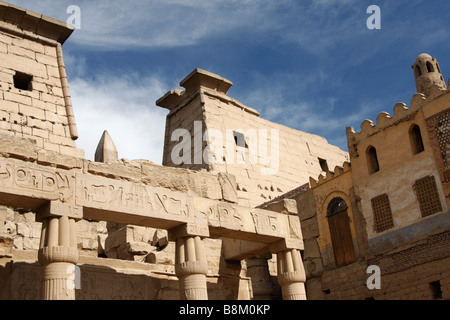 Ägypten, Luxor-Tempel-Komplex, ersten Pylon Wand- und großen Hof von Ramses II gegen blauen Himmel Stockfoto