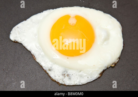 Spiegelei in einer Antihaft-Pfanne Stockfoto