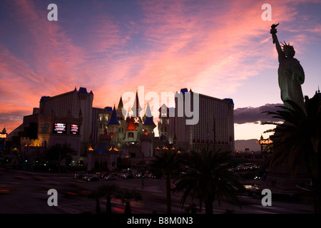 Excalibur Hotel und Casino und Freiheitsstatue bei Sonnenuntergang auf dem Las Vegas strip, Nevada, USA Stockfoto