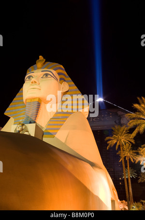 Blick auf die Sphinx und Pyramide im Luxor Hotel and Casino in der Nacht, Las Vegas Strip, Nevada, USA