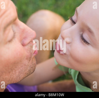 Acht Jahre altes Mädchen ihren Vater küssen Stockfoto