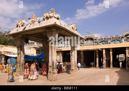 Indien-Tamil Nadu Tiruchirappalli Sri Ranganasthwamy Tempel Anhänger im Innenhof Stockfoto