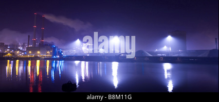 Industrie bei Nacht Ijmuiden Niederlande Stockfoto