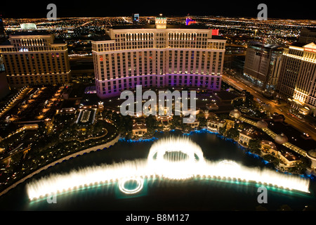 Blick auf die Bellagio Fontänen von der Spitze des Eiffelturms am Las Vegas Strip, Nevada, USA Stockfoto