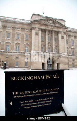 Schnee bedeckt die Exerzierplatz am Buckingham Palace, London während der Schneesturm des 2. Februar 2009. Stockfoto