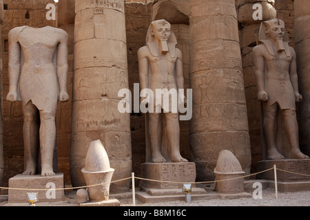 Ägypten, Luxor-Tempel, großer Hof von Ramses II, große Statuen des Pharao und Stein geschnitzte Säulen Stockfoto