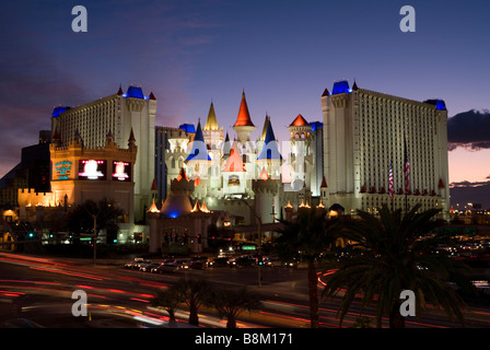 Das Excalibur Hotel und Casino in der Abenddämmerung auf dem Las Vegas strip, Nevada, USA Stockfoto
