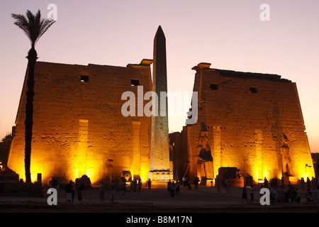 Luxor-Tempel Ruinen beleuchtet bei Sonnenuntergang, ersten Pylon und Obelisk, Theben, Ägypten, [Nordafrika], UNESCO-Weltkulturerbe Stockfoto