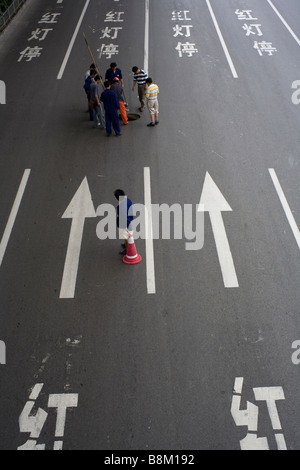 Arbeiter überprüfen einer Speedway-Bahn in Shanghai, China. Stockfoto
