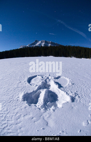 Schnee-Engel auf einem zugefrorenen See von Johnson in Banff Nationalpark, Alberta, Kanada. Stockfoto