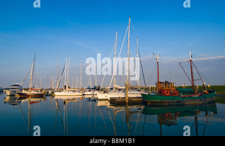 kleinen Hafen und Schiffe an einem schönen Abend in Zeeland Niederlande Stockfoto