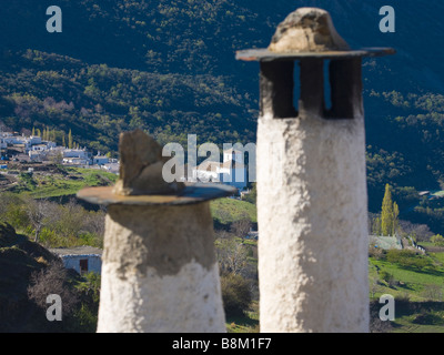 Capileira La Alpujarra Granada Provinz Spanien typischen Schornsteine auf Flachdächern Stockfoto