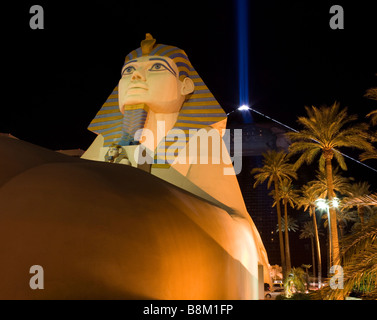 Blick auf die Sphinx und Pyramide im Luxor Hotel and Casino in der Nacht, Las Vegas Strip, Nevada, USA