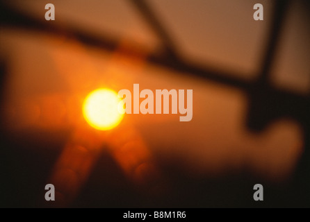 SONNE HINTER GITTERN Stockfoto