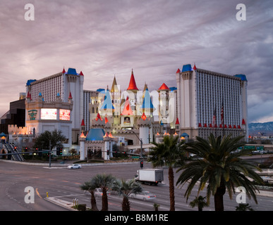 Dunkle Wolken über dem Excalibur Hotel und Casino auf dem Las Vegas strip, Nevada, USA Stockfoto