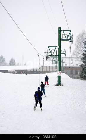 Personen mit Skilift im winter Stockfoto