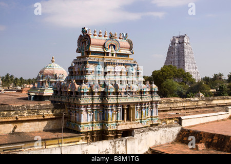 Indien-Tamil Nadu Tiruchirappalli Sri Ranganasthwamy Tempel Gopurams über dem zentralen Schrein Stockfoto