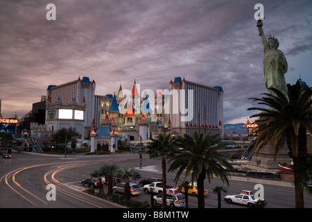 Dunkle Wolken über der Statue Of Liberty und dem Excalibur Hotel und Casino auf dem Las Vegas strip, Nevada, USA Stockfoto