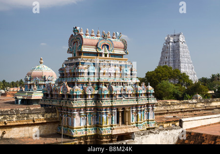 Indien-Tamil Nadu Tiruchirappalli Sri Ranganasthwamy Tempel Gopurams über dem zentralen Schrein Stockfoto