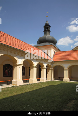 Kreuzgang der Wallfahrtskirche Maria Loreto in Starý Hroznatov Altkinsberg Bezirk Cheb Eger Böhmen Egerland Tschechische Republi Stockfoto