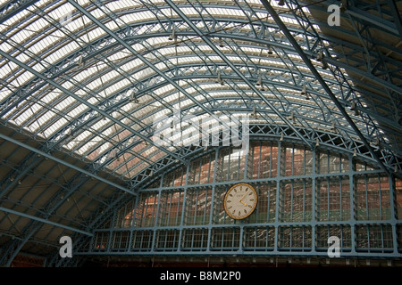 Die Uhr Turm von St. Pancras International Bahnhof in London gesehen durch das Glasdach der Barlow Wagenhalle Stockfoto