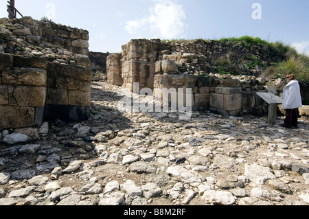 Frau besucht Tel Megiddo Stockfoto