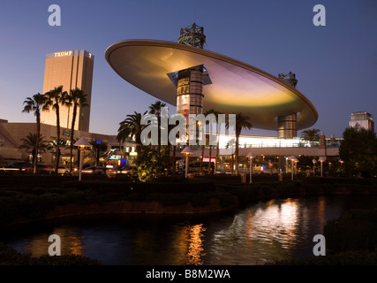 Mode-Show-Shopping-Mall mit Trump Tower im Hintergrund auf den Las Vegas Strip, Nevada, USA Stockfoto