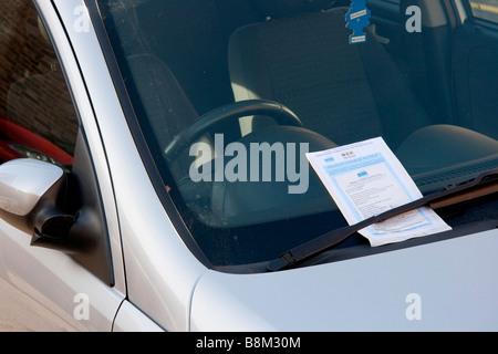 Einen Parkplatz Strafe kostenlos Hinweis angebracht zu einem Auto Eastbourne East Sussex Stockfoto