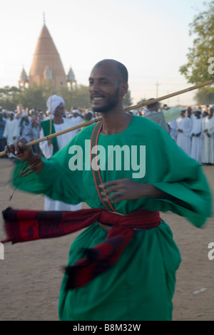 Sufi Derwisch Tänzer wirbeln und beten neben dem Grab von Hamed Al-Nil, der Schöpfer dieser Gruppe in Khartoum, Sudan, Afrika Stockfoto