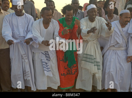 Sufi Derwisch Tänzer wirbeln und beten neben dem Grab von Hamed Al-Nil, der Schöpfer dieser Gruppe in Khartoum, Sudan, Afrika Stockfoto