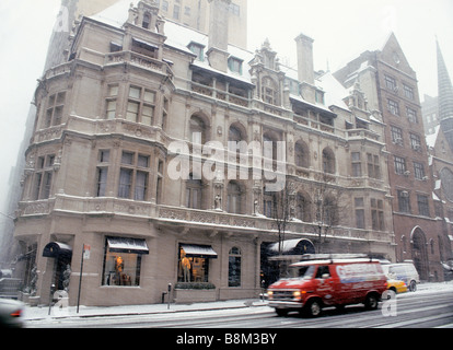 New York Ralph Lauren Flagship Store Gebäude. Gertrude Rhinelander Waldo House (Mansion) auf der Madison Avenue bei einem Schneesturm in New York City. USA Stockfoto