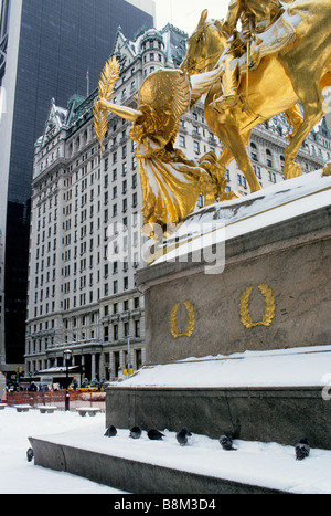 The Plaza Hotel, New York City, 5th Avenue. General George Tecumseh Sherman Reiterdenkmal auf dem Grand Army Plaza. New Yorker Winterschneeszene Stockfoto