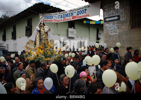 Eine religiöse Prozession zu Ehren der Virgen del Carmen in Leymebamba, Peru. Stockfoto