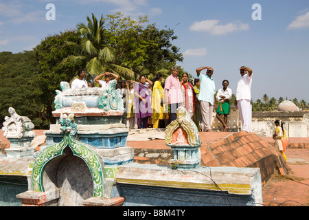 Tamil Nadu Tiruchirappalli Sri Ranganasthwamy Tempel in Indien indische Touristen sightseeing auf Dach Stockfoto