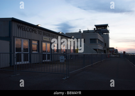 Terminal 3 und terminal Hauptgebäude (mit Kontrollturm) von Shoreham (Brighton City) Flughafen, Shoreham-by-Sea, West Sussex Stockfoto