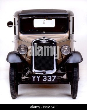 Eine 1920er Austin Seven mit weißem Studiohintergrund Stockfoto