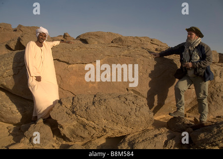 Anthropologe Karol Piasecki und Arabisch führen beobachtete Felszeichnungen auf Wüste am 4. Nil Catharact Region Nubia, Sudan Stockfoto