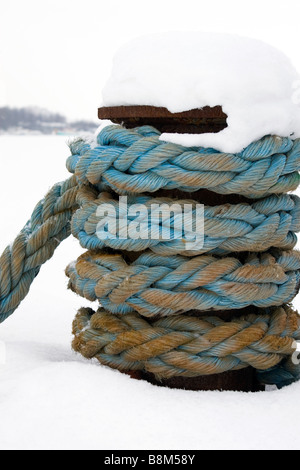 Einzelnen Poller am Pier mit Schleppkabel angebracht vor-und Nachsaison Winterzeit. Stockfoto