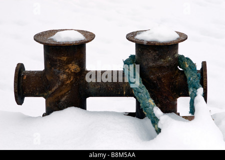 Einzelnen Poller am Pier mit Schleppkabel angebracht vor-und Nachsaison Winterzeit. Stockfoto