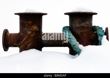 Einzelnen Poller am Pier mit Schleppkabel angebracht vor-und Nachsaison Winterzeit. Stockfoto