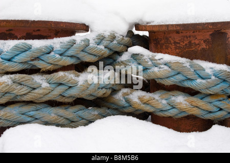 Zwei Poller am Pier mit Schleppkabel angebracht vor-und Nachsaison Winterzeit. Stockfoto