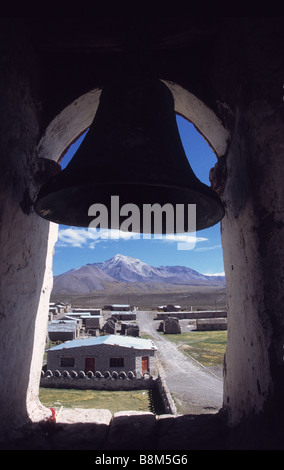 Vulkan Isluga, von innen gesehen Kirchturm der Dorfkirche Isluga, Nationalpark Isluga, Chile Stockfoto