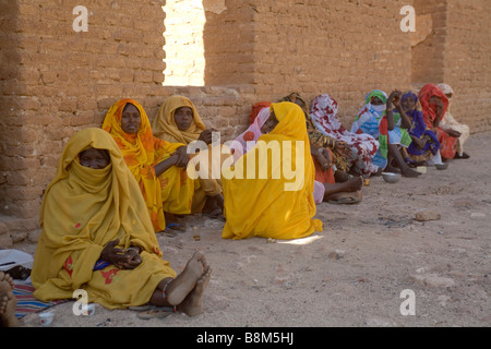 Frauen sitzen in der Nähe der Khatmya-Moschee in Kassala an Eritreer Grenze Sudan Stockfoto