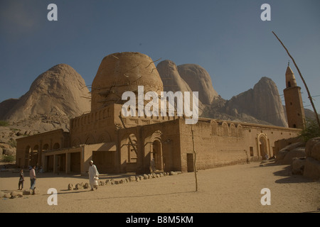 Berühmte Moschee in Khatmya in der Nähe von Kassala an Eritreer Grenze im Sudan. Taka-Berge Türme stehen in den Rücken Stockfoto