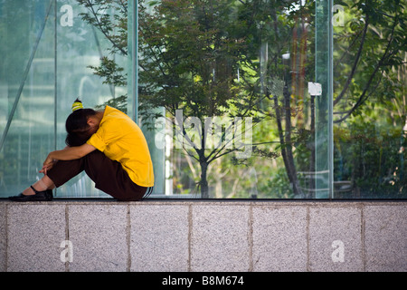 Frau, meditieren auf einen u-Bahn-Eingang in Shanghai, china Stockfoto