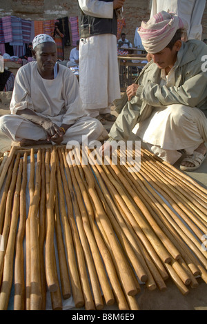 Arbeitslose Menschen verkaufen auf dem Markt in Kassala an Eritreer Grenze, Ost-Sudan-Walking-Stöcke Stockfoto