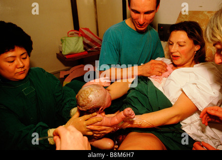 Whipps Cross Hispital London 1988 erreicht eine Mutter für ihr Baby-Momente, nachdem sie geboren hat Stockfoto