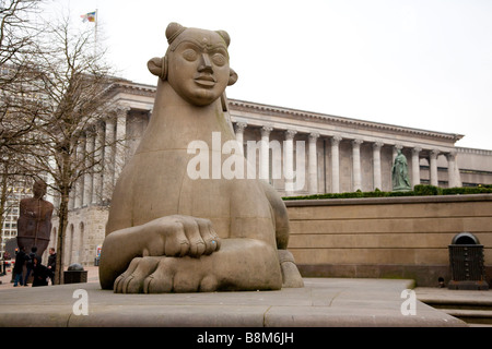 Victoria Square Guardian - Skulptur von Dhruva Mistry im Vordergrund Rathaus im Hintergrund Victoria Square Birmingham Stockfoto