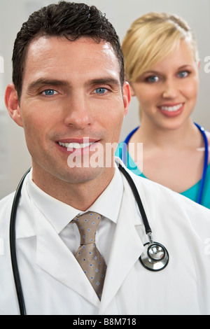 Einen männlichen Arzt mit seiner Kollegin unscharf hinter ihm Stockfoto