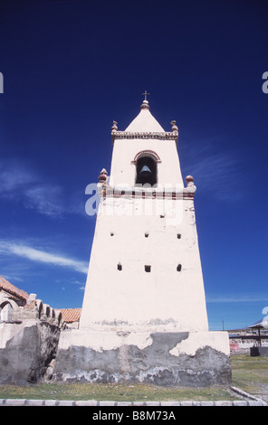 Glockenturm der Kirche Santo Tomas im Dorf Isluga, Nationalpark Isluga, Chile Stockfoto